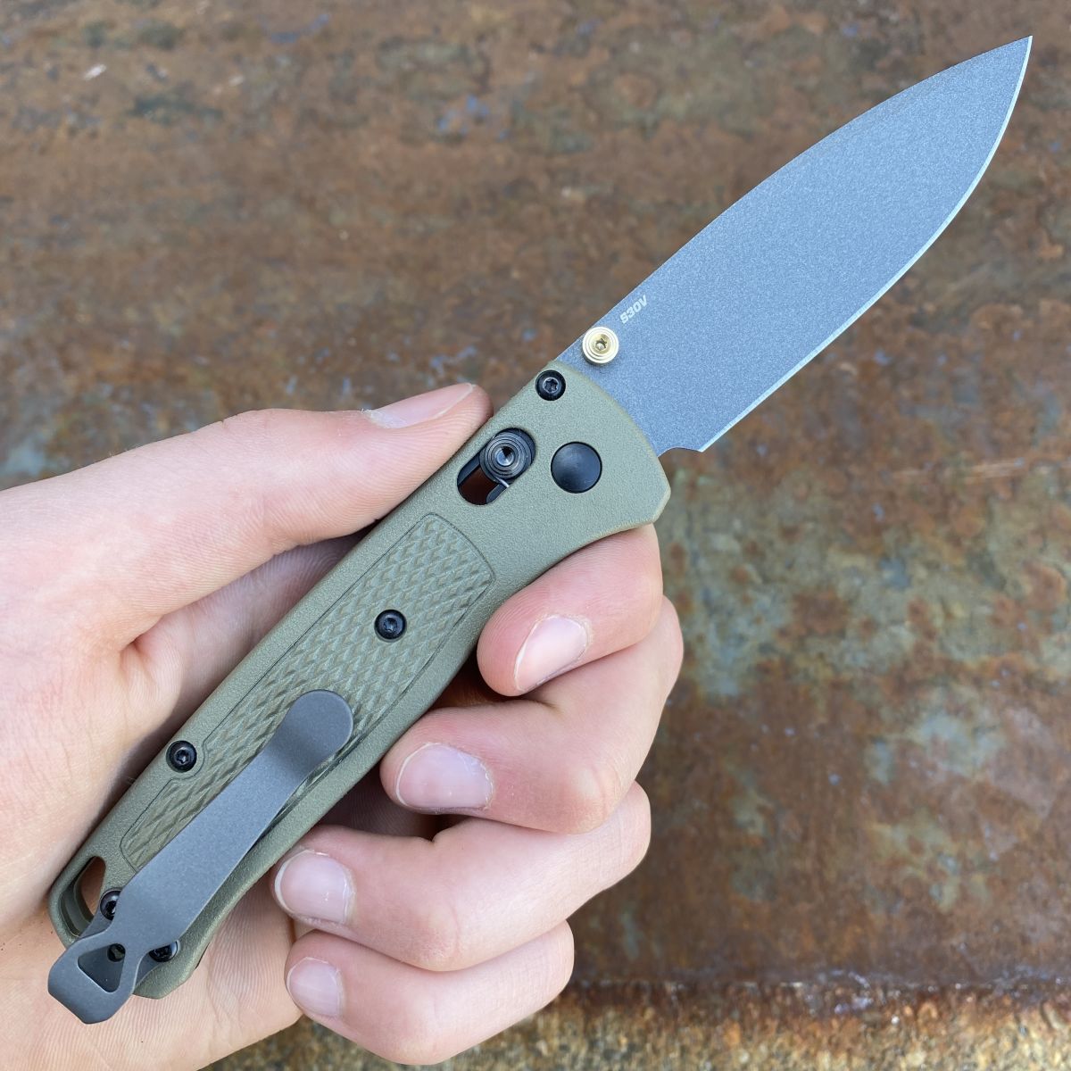 https://www.lynchnw.com/mm5/graphics/00000001/1/BenchmadeBugoutRangerGreenPolymerScalesGreyS30VBladeDeepCarryBeadblastedTitaniumClipHeld_1200x1200.jpg