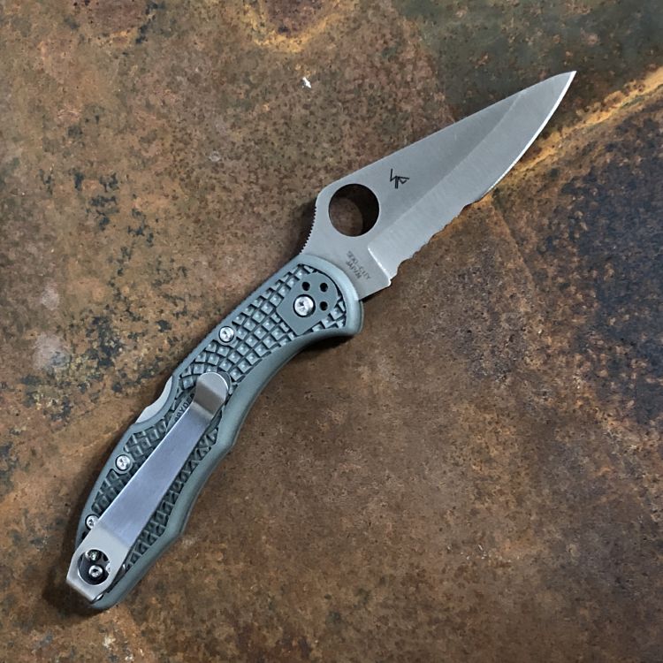 Spyderco Delica 4 Foliage Green FRN CombinationEdge VG-10 Blade Deep Carry Titanium Clip