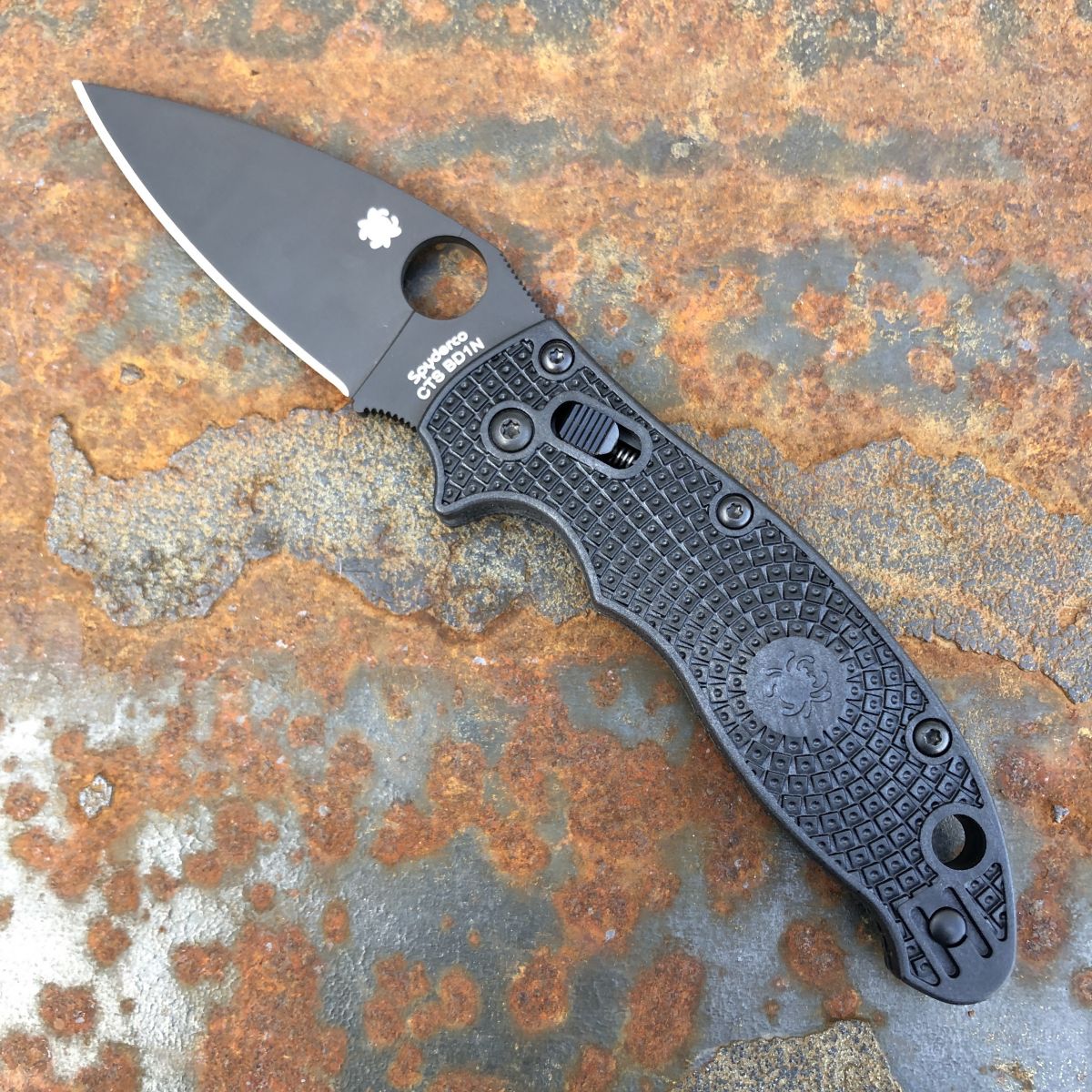 https://www.lynchnw.com/mm5/graphics/00000001/1/Spyderco%20Manix%202%20LW%20Black%20FRCP%20Scales%20Black%20CTS-BD1%20Blade%20Blacksmith%20Titanium%20Clip2_1200x1200.jpg