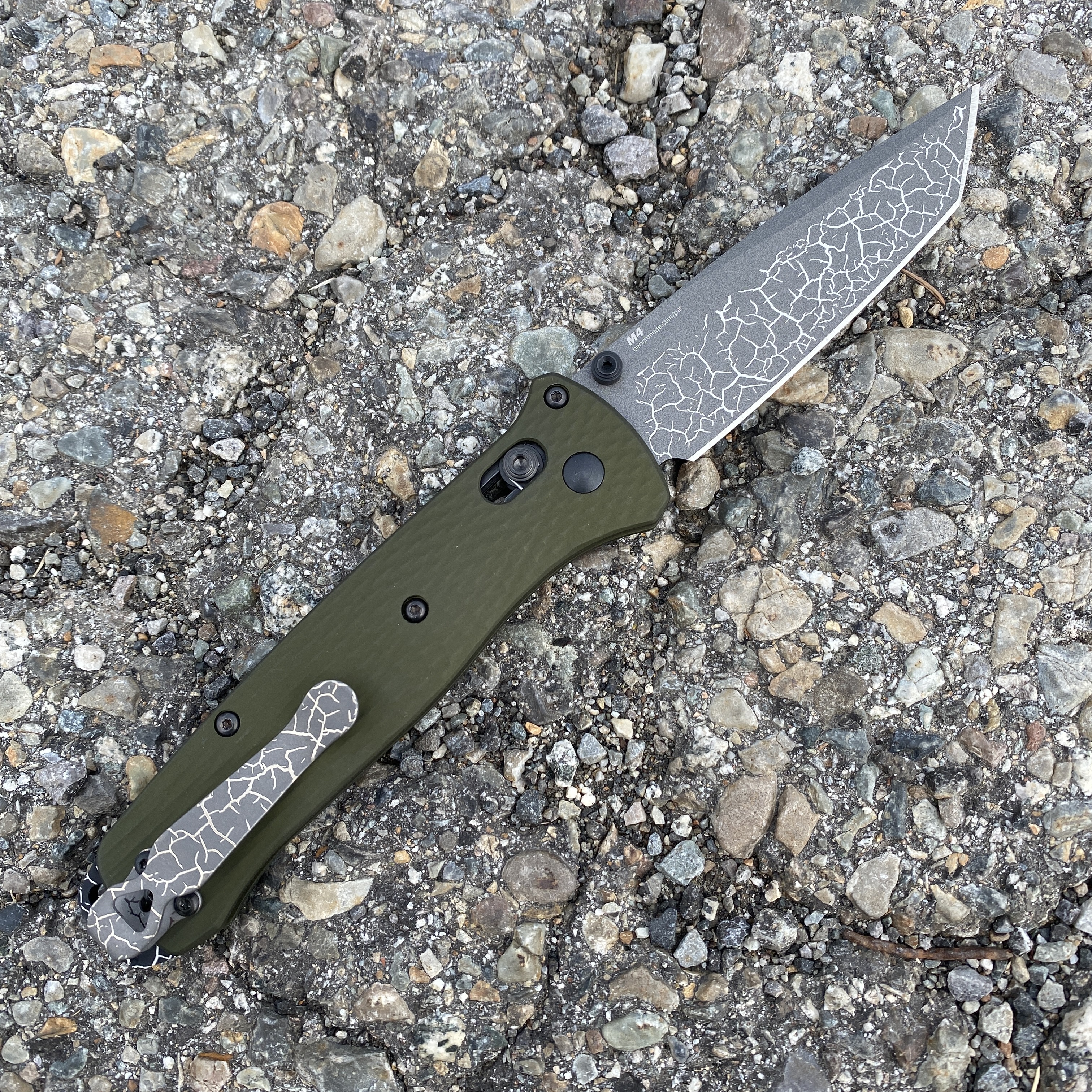 https://www.lynchnw.com/mm5/graphics/00000001/2/BenchmadeBailoutAXISLockGreenAluminumScales338GrayCPMM4BladeDeepCarryTitaniumClipCrackedEarthClipBladeSpacer.jpg